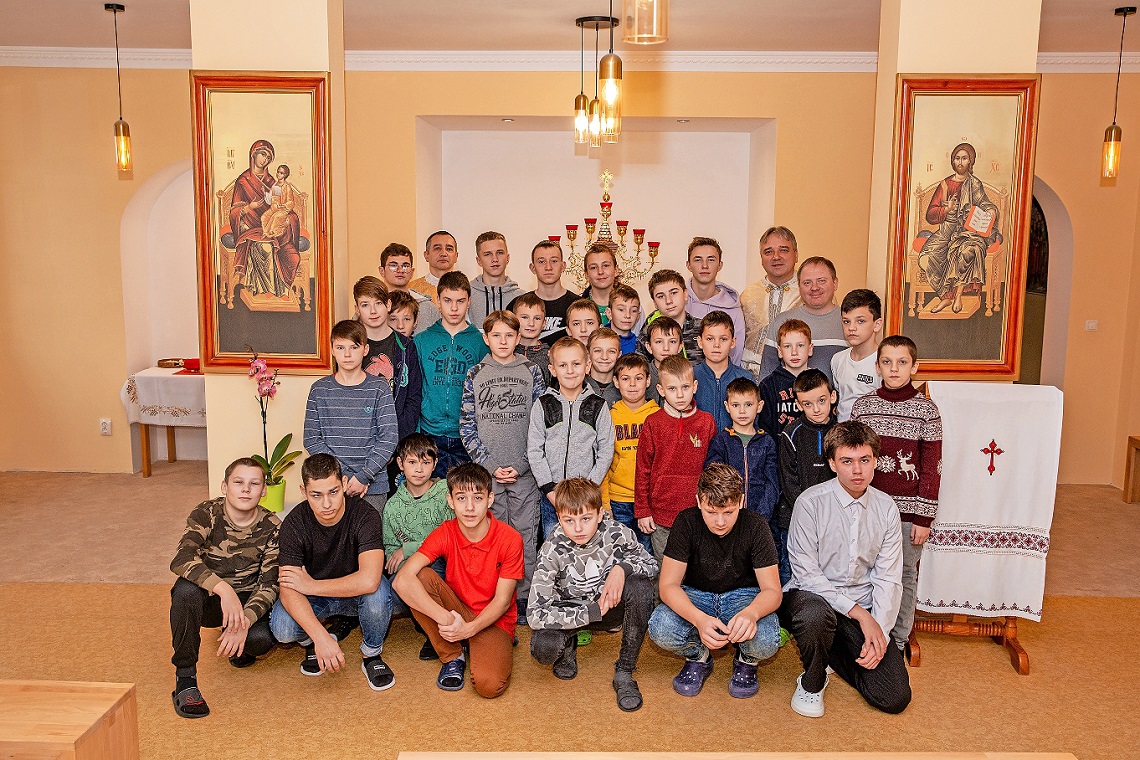 Pater Mykhaylo und seine Waisenkinder im Waisenhaus in Lviv, regelmässig müssen sie bei Luftschutzalarm für Stunden in Keller und Bunker flüchten.